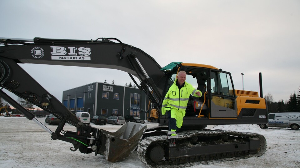 Inge Eriksen tar sats og hopper ut i det med ny spesialtilpasset Volvo-graver.