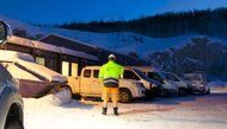 En arbeider fra Skanska tar en røyk og avventer løsningen på konflikten. Det var stille ved tunnelinnslaget på vestsida av fjellet tirsdag morgen.