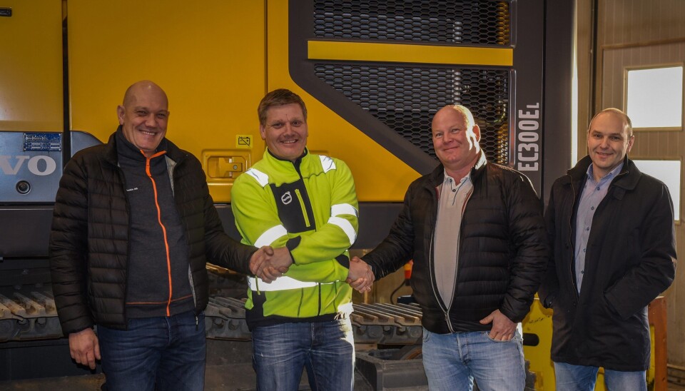 Alf Erlend Skeie (Norsk Saneringsservice), Kim Nymo (Volvo Maskin), Torbjørn Haugo (Norsk Saneringsservice) og David Kristianslund (Volvo Maskin) gratulerer hverandre med handelen.