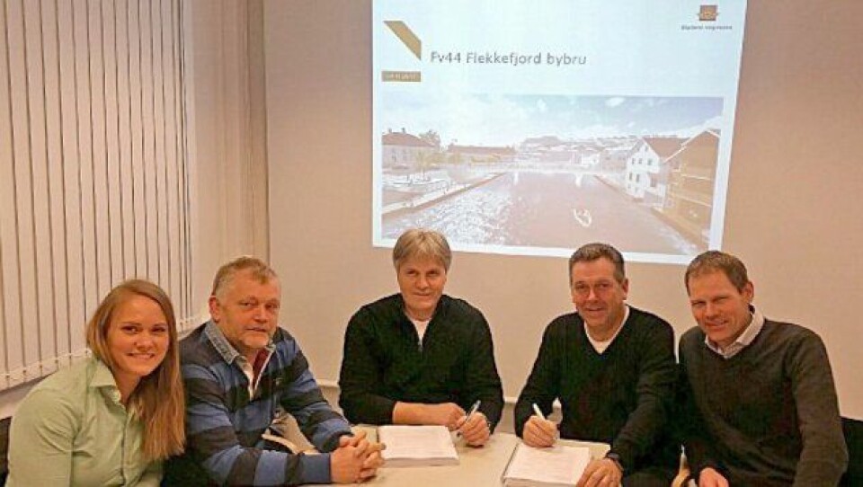 Fra venstre: Evelina Widen, Odd Arne Helvik, og Bjørn Sivertsen for Skanska Norge AS. Prosjektleder Jan Børge Thorsen og byggeleder Geir Norum for Statens vegvesen.