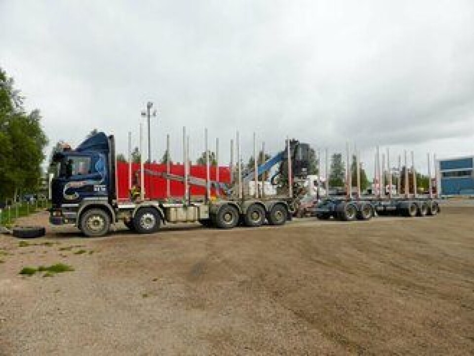 LITT LETTERE: Med 10 aksler er Little Giant konstruert for vogntogvekt på «bare» 84 tonn, men kombinasjonen kan til gjengjeld kjøre helt ut i tømmerskogen.