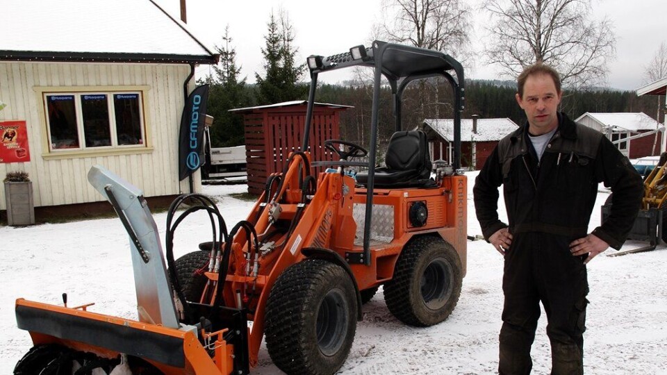 Fritz van Loon med en Knickmops minilaster påmontert italiensk snøfreser.