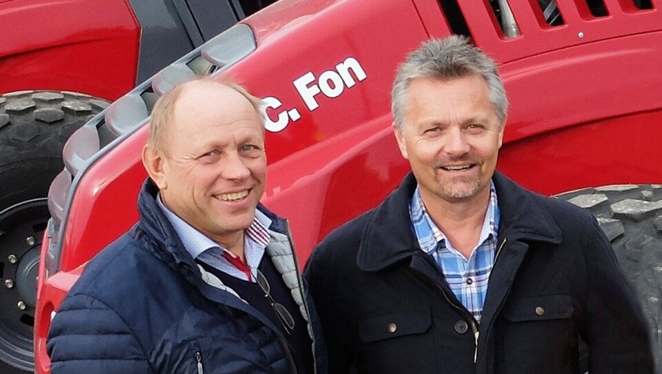 Carl C. Fon og Jarle Hillestad foran nybygget på Nordre Fokserød i Sandefjord.