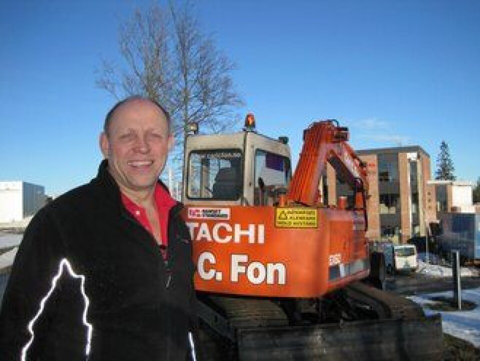 Carl Christian Fon kjøpte sin første gravemaskin, en Hitachi EX60 (8 tonn), 11. april 1988. Beltegraveren er pusset opp og står plassert ved bygget til Carl C. Fon AS (NCC Construction Norge). (Arkivbilde)