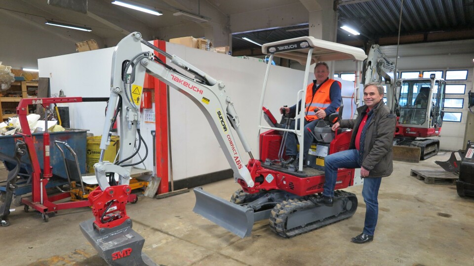 Daglig leder Per Nielsen i BN Entreprenør AS i Trondheim prøvesitter den nye Takeuchi Suncar TB216E til stor glede for Bjørn Eirik Arnesen i ABS Maskin AS. To-tonneren er den første elektriske gravemaskinen med batteridrift i Norge.