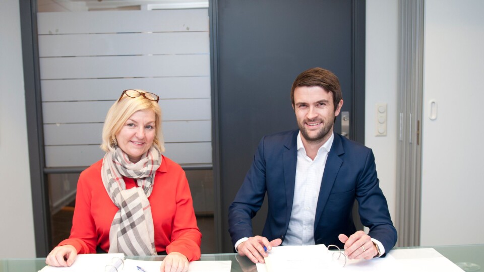 Eli Grimsby, direktør i Kultur- og idrettsbygg Oslo KF og Eirik F. Tandberg, konserndirektør for Hafslund Varme, signerer avtalen om leveranse av termisk energi.