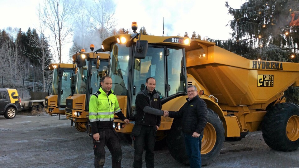 TRE HYDREMA TIL SØRBY UTLEIE: To levert i desember, og én med jernbaneunderstell for halvannet år siden. Daglig leder Lars Sørby tar Per Nielsen fra Hydrema i hånda. Styreleder Erik Sørby til venstre.