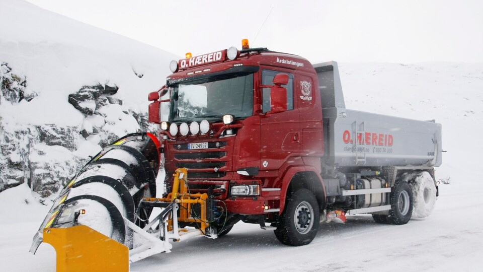 Med denne Scania R730-en med 4x4 er firmaet Olav O. Hæreid AS klart til å holde veien fra Årdal til Tyin åpen i vinter.