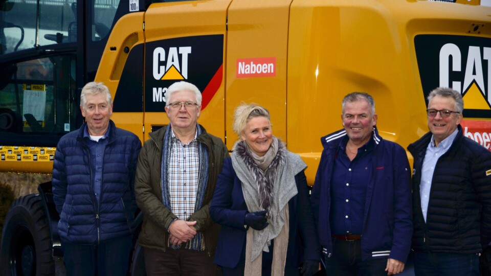 På bildet fra venstre: Stig Vikeså, servicesjef Pon Equipment, Helge Opheim, salgssjef Pon Equipment, Nina Aasland, konsernsjef i Naboen AS, Jone Ølberg, forretningsutvikler, samt ansvarlig for anlegg og samferdsel i Naboen AS, Paul Moi, salgsingeniør kompaktmaskiner Rogaland Pon Equipment AS.