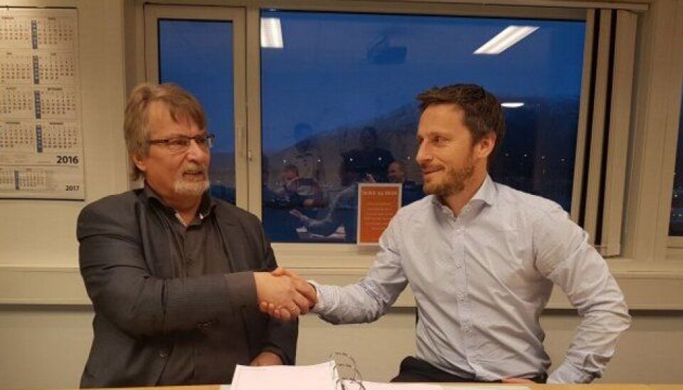 Fylkesordfører i Troms, Knut Werner Hansen (t.v.) og administrerende direktør Stig Ingar Evje i Implenia Norge AS signerte fredag 20. desember kontrakten om byggingen av fire bruer i prosjektet Bjarkøyforbindelsene.