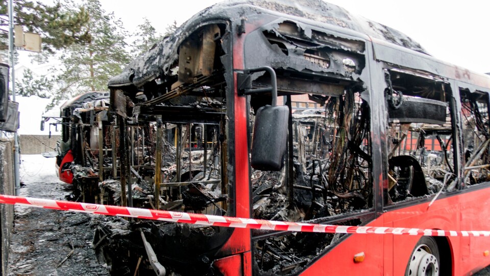 Feil i montering sammen med underdimensjonering ga brann i fire hybridbusser på Bekkestua i januar. Det slår Statens havarikommisjon for transport fast.