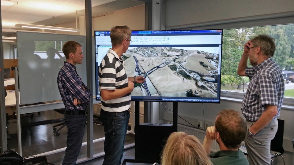 Her brukes 3D-modellen i planleggingen av fellesprosjektet Ringeriksbanen og E16, som skal bygges ut av Jernbaneverket og Statens vegvesen. Fra venstre ser vi Knut S. Rekaa og Rune Rian fra Vianova Plan og Trafikk og Jan Martin Ståvi fra Asplan Viak.