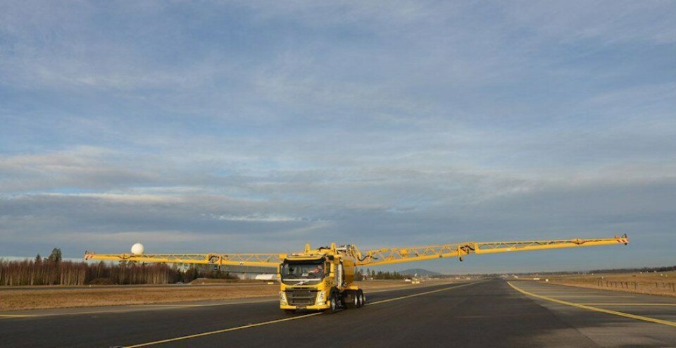 Den nye Volvo’en til Avinor har en tank som rommer 13.000 liter av isfjerningsmiddelet 'Aviform'.