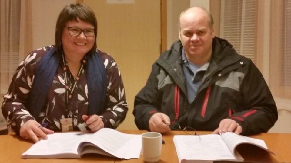 Avdelingsdirektør Oddbjørg Mikkelsen i Statens vegvesen og anleggsleder Frantz Konrad Hansen underskrev kontrakten 15. desember 2016.