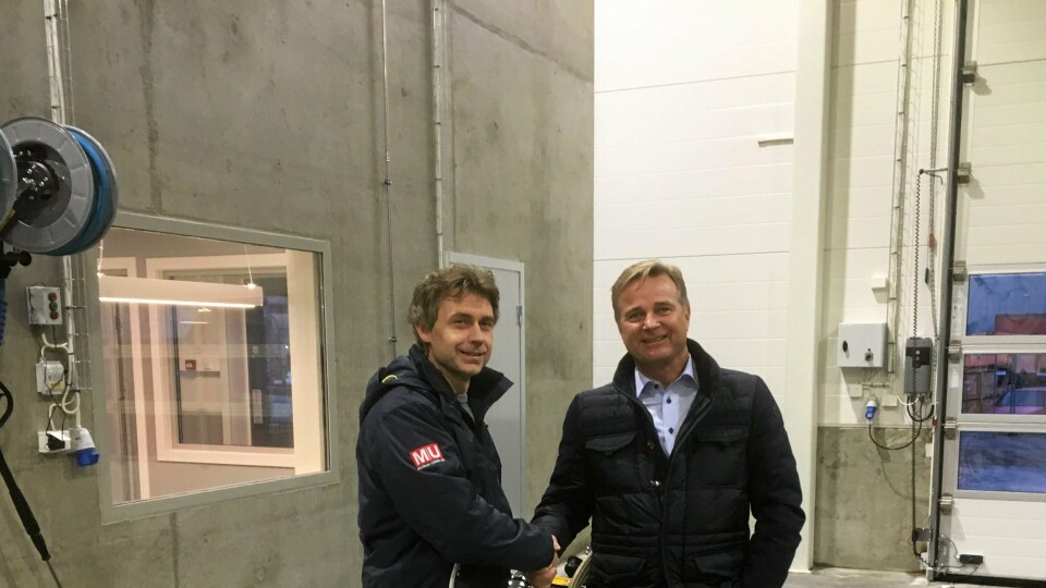 Kai Moen (t.v.), Malleus Maskin og Lasse Kjøsterud, Utleiesenteret AS, gratulerer hverandre med hammer-handelen.