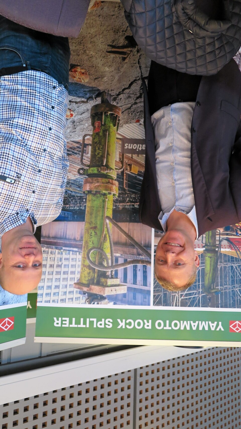 NY REPRESENTANT: Jonas Stahlbage (t.v.) sammen med Yamamotos nye representant i Norge, Dan Berg fra Alta.