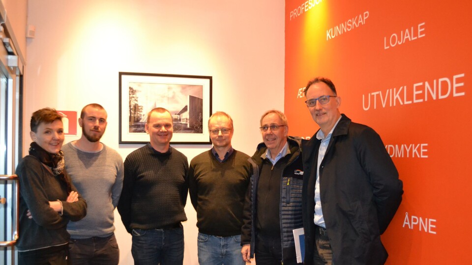 Stor kontrakt underskrevet. Fra venstre Gro Skaar Knutsen, Aleksander Dahl, Stig Tore Johnsen, Arild Østgård, Kjell Nilsen og Morten Walthinsen. Knutsen og Østgård fra Bjørn Bygg, de øvrige fra Strandvegen Utvikling.