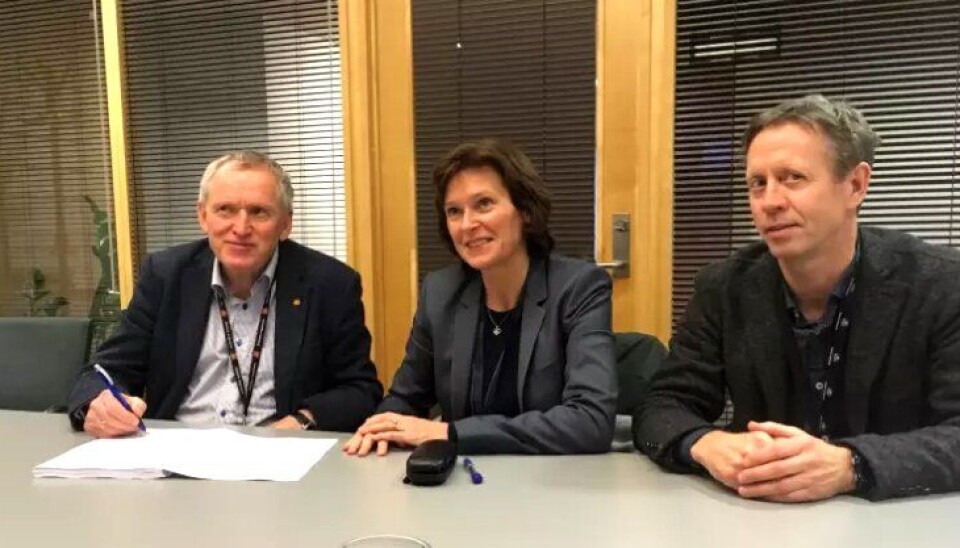 Norconsult har signert avtale med Statens vegvesen, Region nord. F.v.: Torbjørn Naimak, regionsdirektør SVV, Mona Ågnes, kontorleder Bodø fra Norconsult og Stig Andre Knudsen, prosjektleder Norconsult.