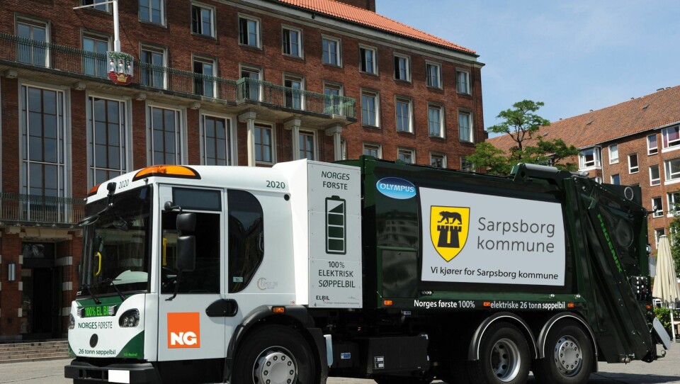 Norsk Gjenvinning har sendt ut dette illustrasjonsbildet på hvordan deres to elektriske renovasjonsbiler kan komme til å se ut om ett snaut år når de starter opp på nye kontrakt for Sarpsborg kommune.