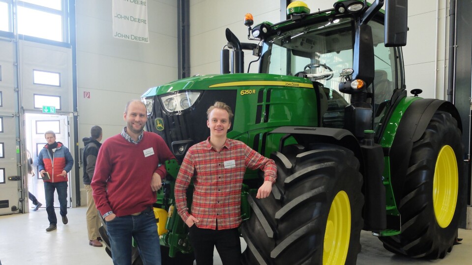 Kategorileder Bård Svarstad (t.v.) og produktsjef/traktor Tore Glærum, Felleskjøpet AGR SA, viser nye John Deere 6250R.