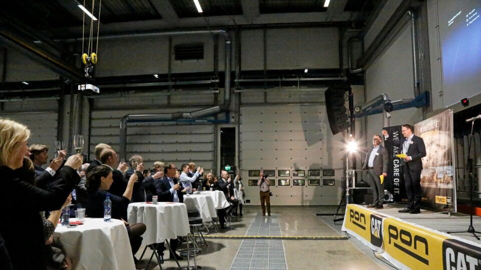 ÅPNINGSTALE: Erik Sollerud (adm. direktør Pon Equipment) til venstre og Claus Høyer (adm. direktør Pon Power) holdt åpningstalen sammen nede på verkstedet.