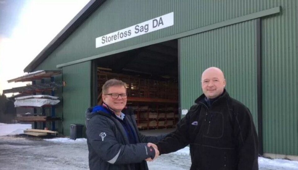 Her ønsker f.v. Trond Bjarne Oseth, KAM hos Optimera Handel daglig leder Odd Blomlie i Storefoss Sag AS velkommen inn i Montér kjeden.