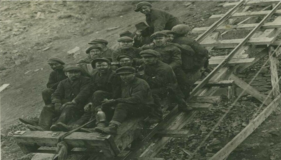 Arbeidere på vei ned fra Amerikanergruva (Gruve 1), før eksplosjonen 3. januar 1920 som tok livet av 26 gruvearbeidere. Gruve 1 ble totalskadd i eksplosjonen.