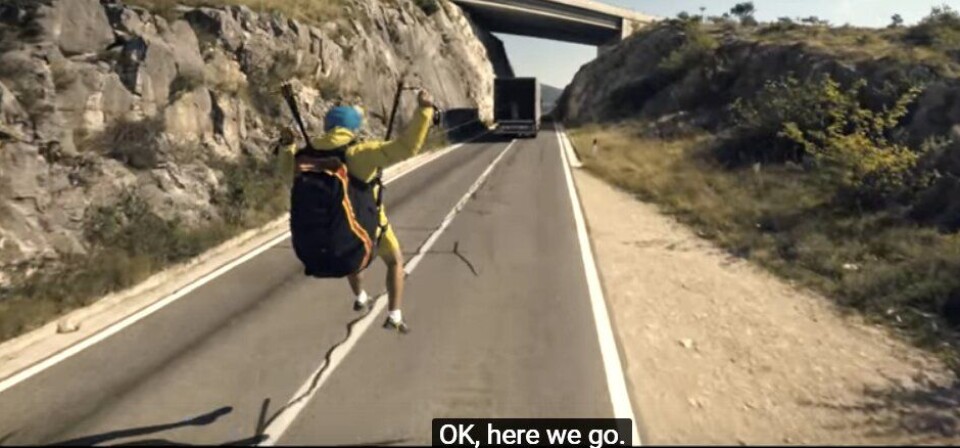 Volvo trekker paraglider under bru