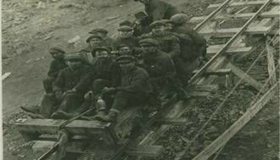 Arbeidere på vei ned fra Amerikanergruva (Gruve 1), før eksplosjonen i 1920.