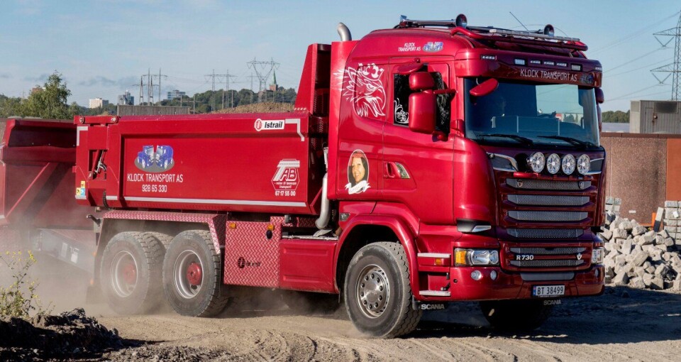 PÅKOSTET: Thorbjørn Klock har to identiske Scania R730 med Istrail påbygg.