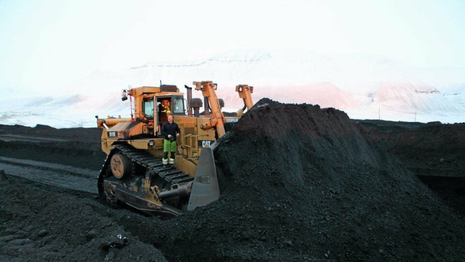 Dozer ved Svea på Svalbard. Bildet er tatt før driftstansen.