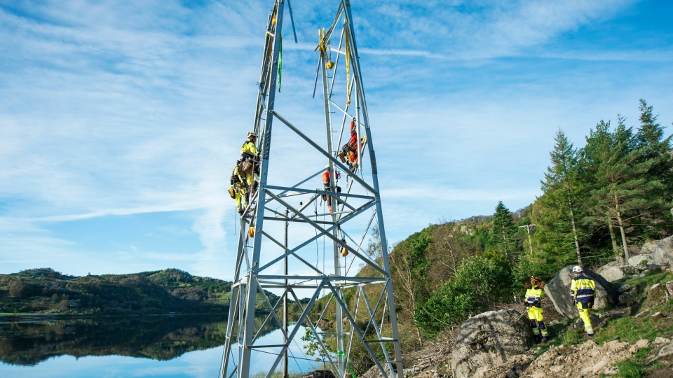 Bildet viser bygging av den 8 km. lange 132 kV høyspentlinjen som skal transportere strømmen fra vindparken og ut til transformatorstasjonen på Kjelland.