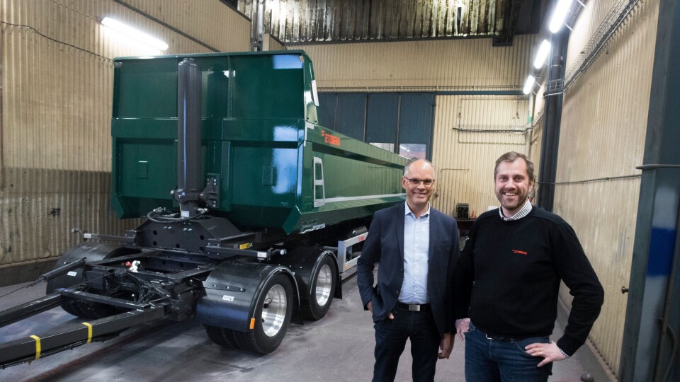 STOR: Lars Erfäldt og Roberth Löfstedt med den sprell nye og lange modellen av ZD4. Den blir snart å få i en semiversjon.