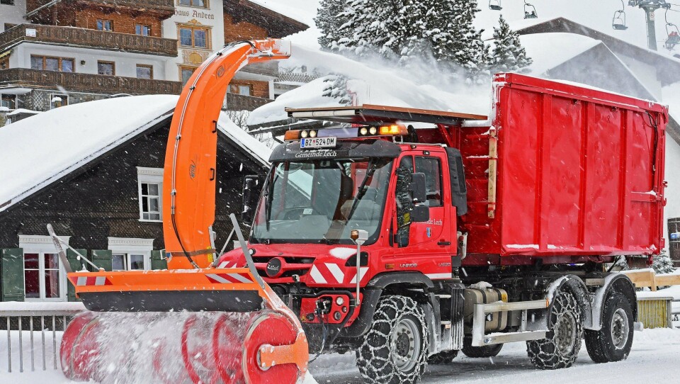 SELVLASTENDE: Med snøfres og selvlastende utstyr, klarer den nye Unimog-en alt snøryddings- og borttransportarbeidet selv . Allhjulsdriften sørger for at den kommer frem i allslags terreng.