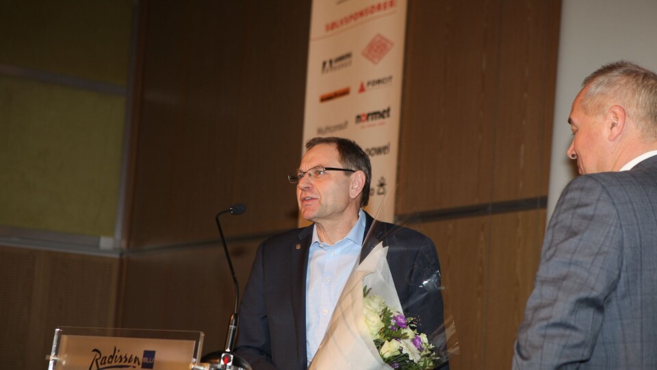 Eivind Grøv på talerstolen etter at han ble hederen til del. Til høyre står tildeler, Frode Nilsen, styreleder i NFF.