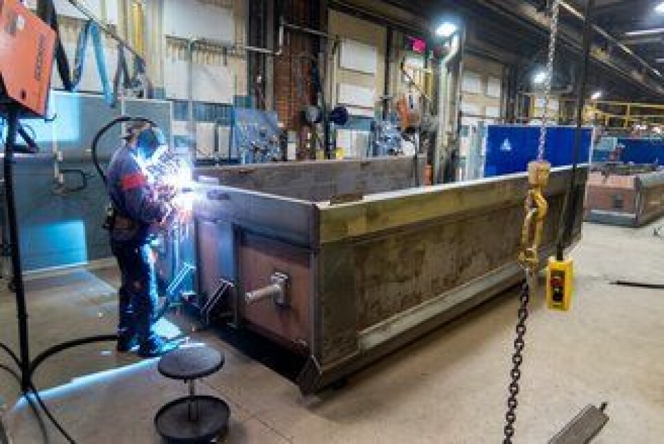 NORSK: Det er lett å se hvilke dumperkasser som skal til Norge. De er kortere enn svenskenes.