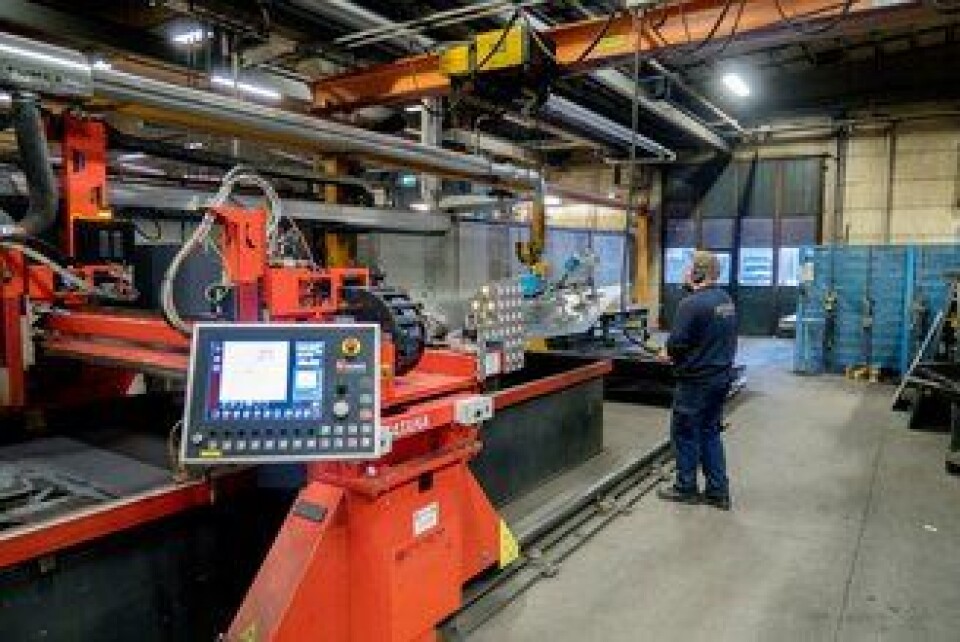 UTNYTTING: Den nye skjæremaskinen som kom ifjor, gjør at Zetterbergs får utnyttet stålplatene bedre.