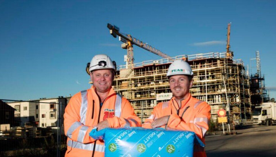 Brf Honnören isoleres med Ecobatt fra Knauf Insulation. Mats Stenman og Viktor Gustafsson er fornøyde med pris og kvalitet – og tømrerne er fornøyde med at de fikk akkurat den isoleringen de vil jobbe med.