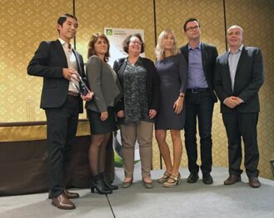 Denne gjengen glede seg over seieren i Las Vegas. Fra venstre: Philip Hon fra Sweco, Marit Loland Tveit fra Rambøll, Kristin Lysebo fra Jernbaneverket, Kathrine Gjerde fra Rambøll, og Atle Høidalen fra Sweco, sammen med prisutdeleren fra Autodesk University. Denne gjengen glede seg over seieren i Las Vegas. Fra venstre: Philip Hon fra Sweco, Marit Loland Tveit fra Rambøll, Kristin Lysebo fra Jernbaneverket, Kathrine Gjerde fra Rambøll, og Atle Høidalen fra Sweco, sammen med prisutdeleren fra Autodesk University.