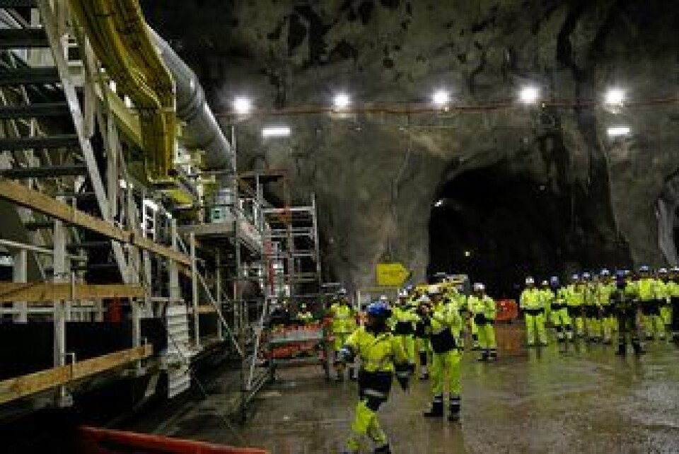 Jernbaneverkets prosjektleder Anne Kathrine Kalager tok godt i da hun døpte TBM-ene. Det er viktig at flaskene knuser på første forsøk.