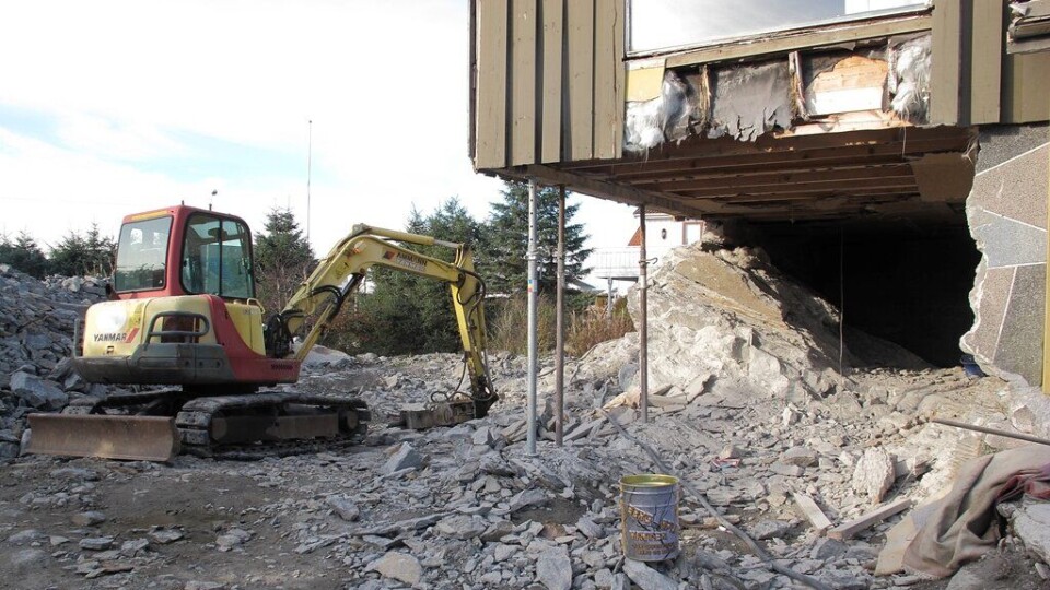 Dette huset står på Karmøy står rett på fjell. Eieren ønsker kjeller, og ved hjelp av stoffet Berg Splitt og oppstøtting vil det etter hvert bli muligheter for både grunnmur og kjeller.