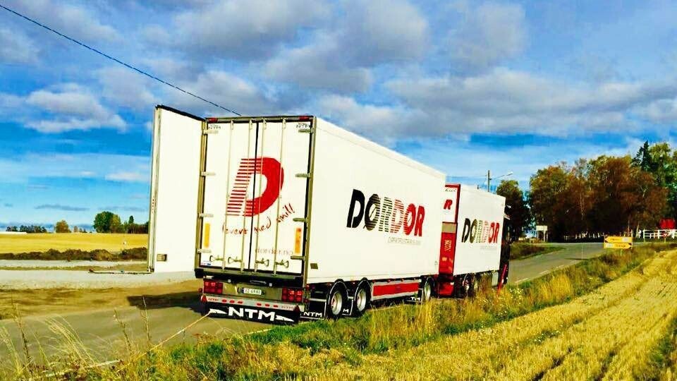 Dørdør AS er en uavhengig logistikk aktør med lokal eierstruktur godt forankret på Jevnaker.