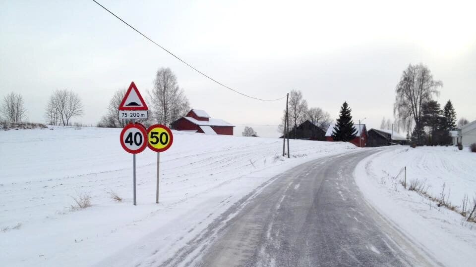 Skiltforvirring i Gjerdrum. 50-skiltet ble fjernet etter at Veidekkes ansatte ble klar over skiltfeilen.