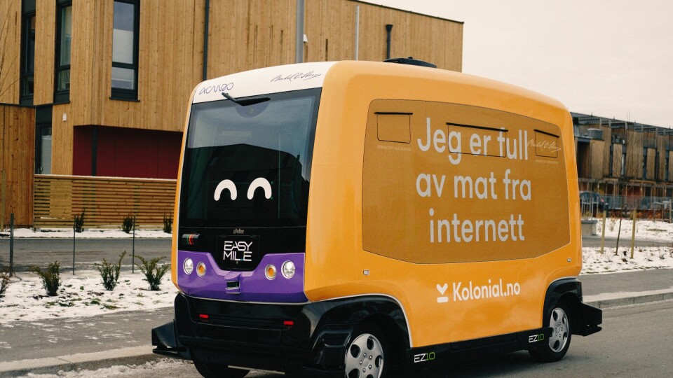 SELVKJØRENDE: Her er den første selvkjørende matbutikken i aksjon under fredagens demonstrasjon.