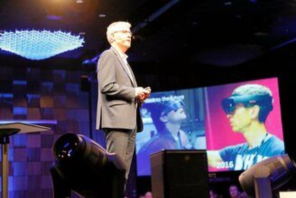 1985 – 2016: Michael J. Fox tittet inn i en annen tidsalder gjennom en brille i filmen Back to the Future. Nå tester Powel ut Microsoft Hololens-brillen til bruk i blant annet anleggsbransjen. Bård Benum i Powel på scenen med brillebilder i bakgrunnen.
