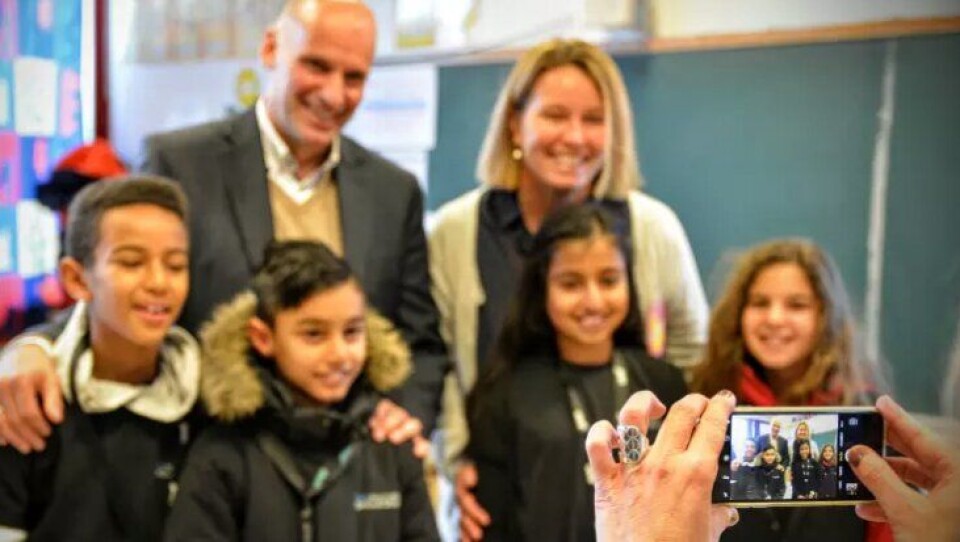 Byråd for næring og eierskap, Geir Lippestad og rektor ved Trosterud skole, Henriette Randsborg sammen med elevarrangørene Amara Naeem Ashraf, Alexander Efrem, Ela Tasdemir og Ayaan Naeem. Byråd for næring og eierskap, Geir Lippestad og rektor ved Trosterud skole, Henriette Randsborg sammen med elevarrangørene Amara Naeem Ashraf, Alexander Efrem, Ela Tasdemir og Ayaan Naeem.