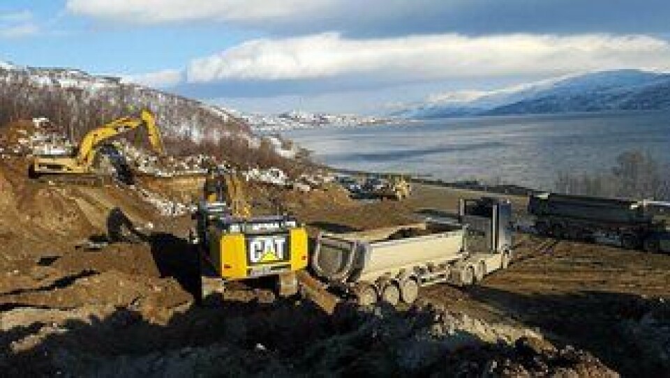 REPPARFJORDEN: Maskiner og biler i sving ved Repparfjorden.