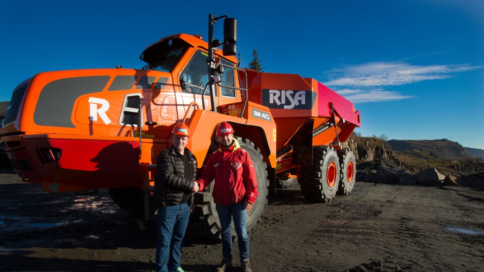 OPP I STØRRELSE: Kjetil Friestad (t.h.) i Risa Service har gått opp et knepp i størrelse på Doosan-dumperne i selskapets maskinpark. Her med Rosendal Maskins Eldar Undheim, selger Rogaland.