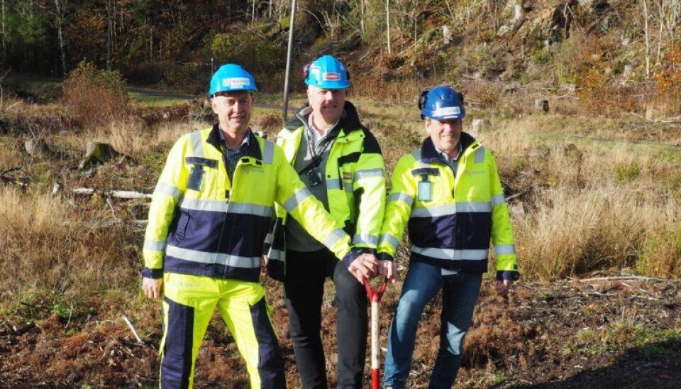 På bildet fra venstre: Jørn Rinde, utbyggingssjef Nye Veier E18 Langangen-Dørdal, Frank Duvholt, regionsjef Marthinsen & Duvholt og Magne Ramlo, prosjektdirektør Nye Veier E18 Langangen-Grimstad.