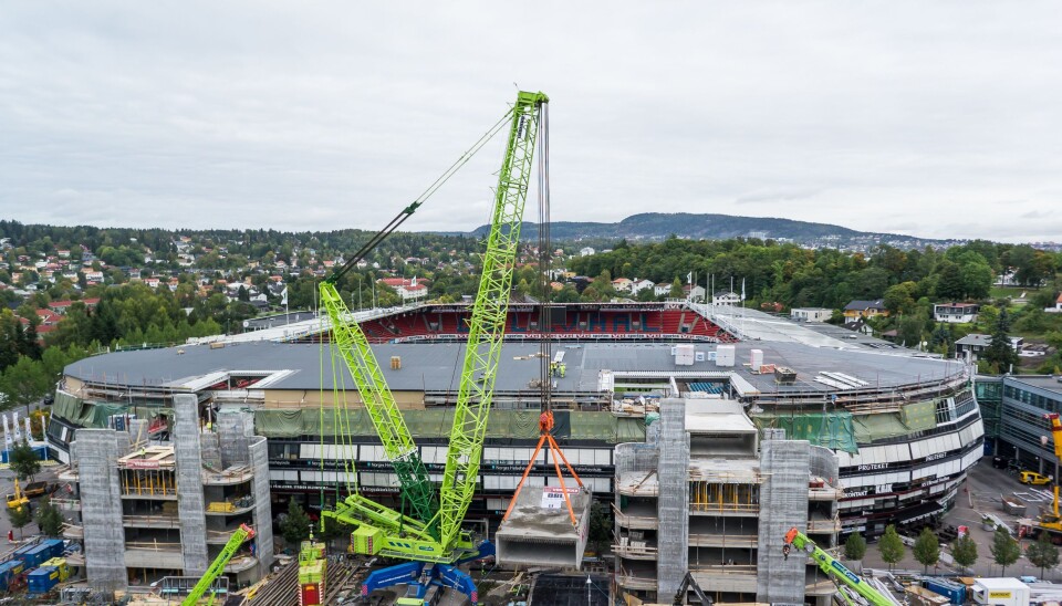 Bilde av et tungt løft Nordic Crane Kynningsrud tok på Ullevål Stadion tidligere.